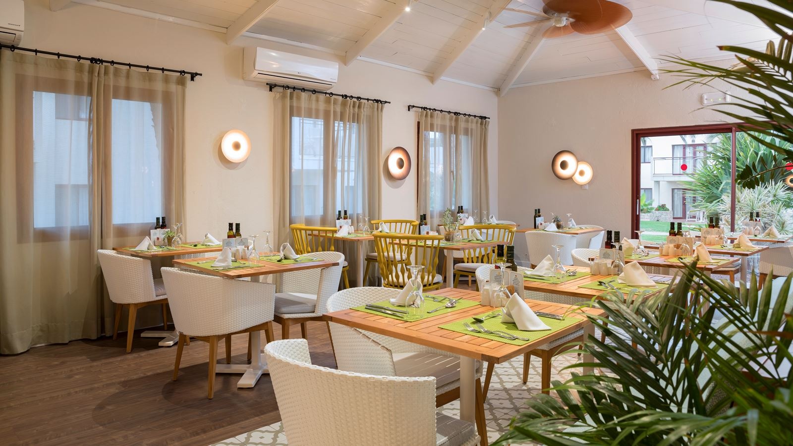 restaurants-my-favorite-club-lounge