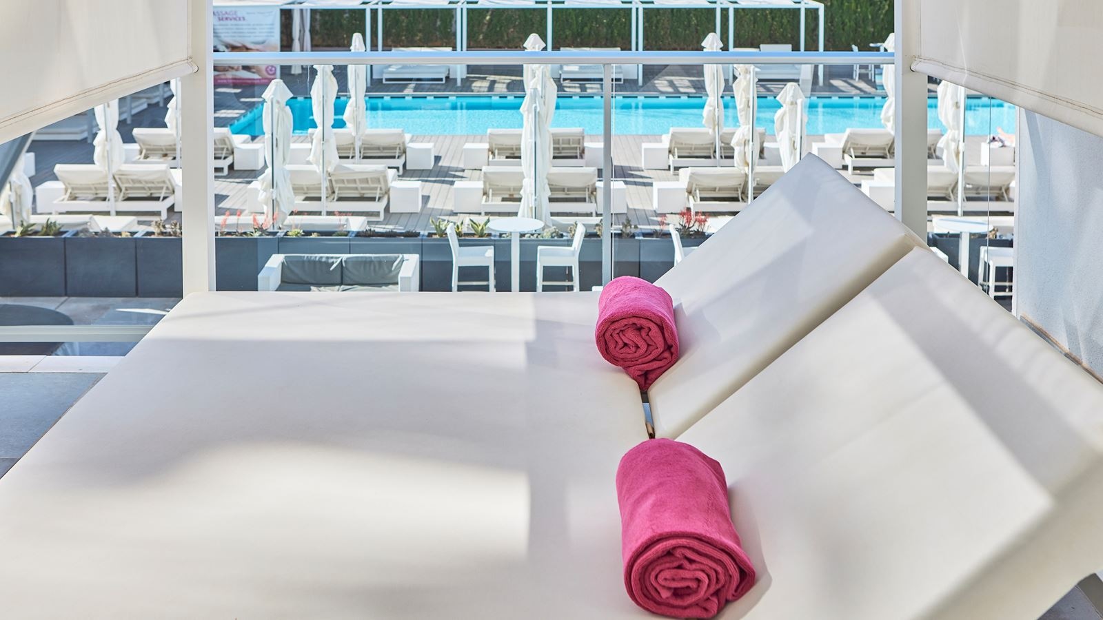 rooms-lbb-deluxe-pool-view-with--bali-bed-first-floor--terrace