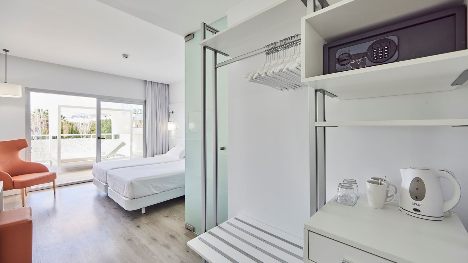 rooms-double-with-bali-bed-first-floor-terrace