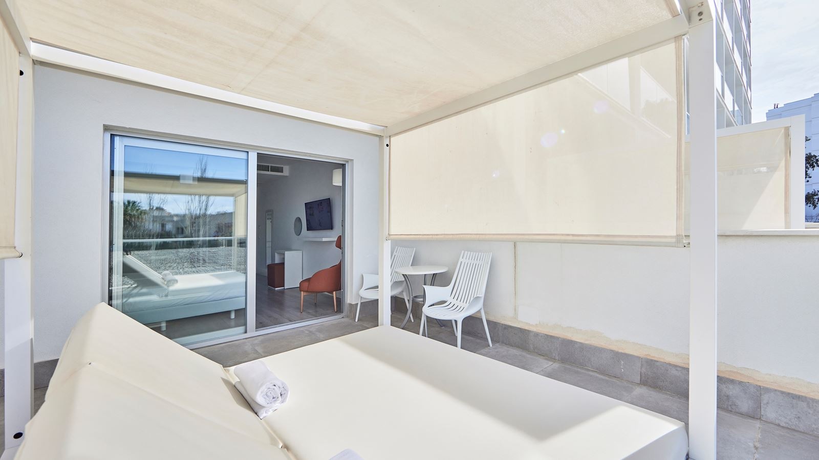 rooms-double-with-bali-bed-first-floor-terrace