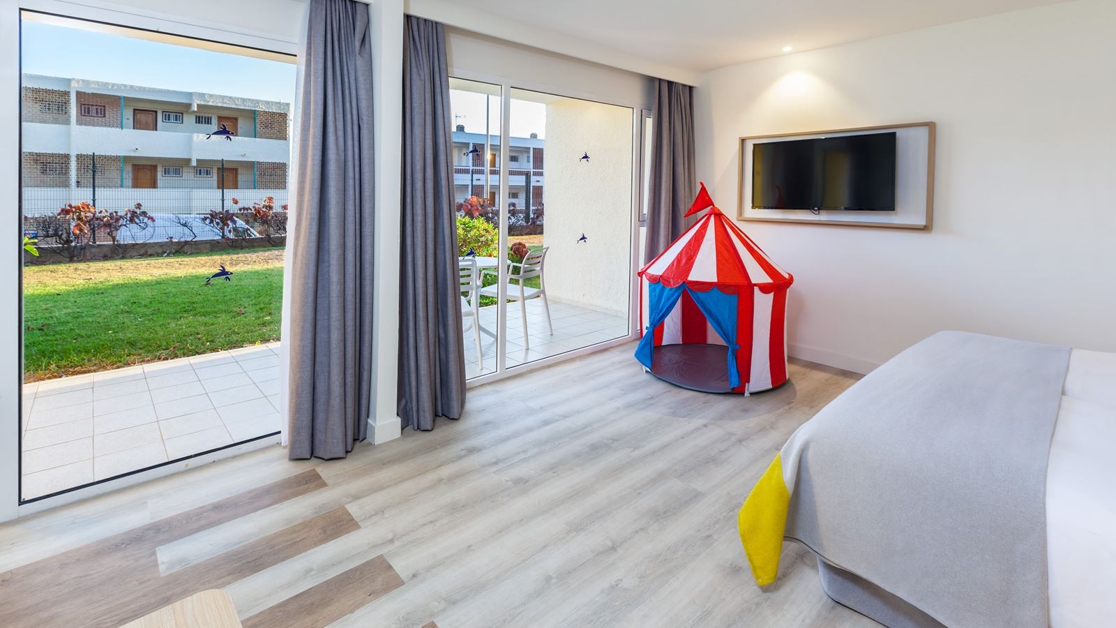 rooms-dfa-family-room-balcony