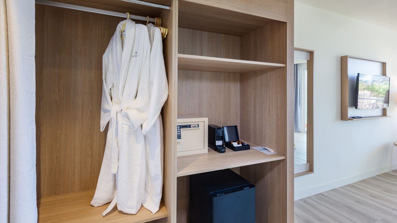 rooms-ddev-deluxe-room-balcony-adults-only