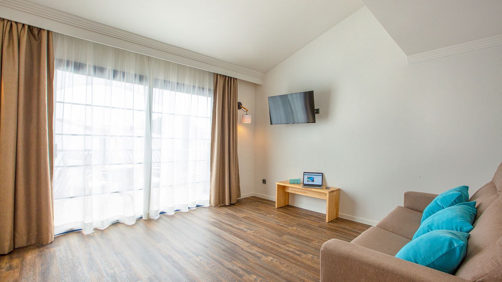 rooms-apartment--balcony-or-terrace