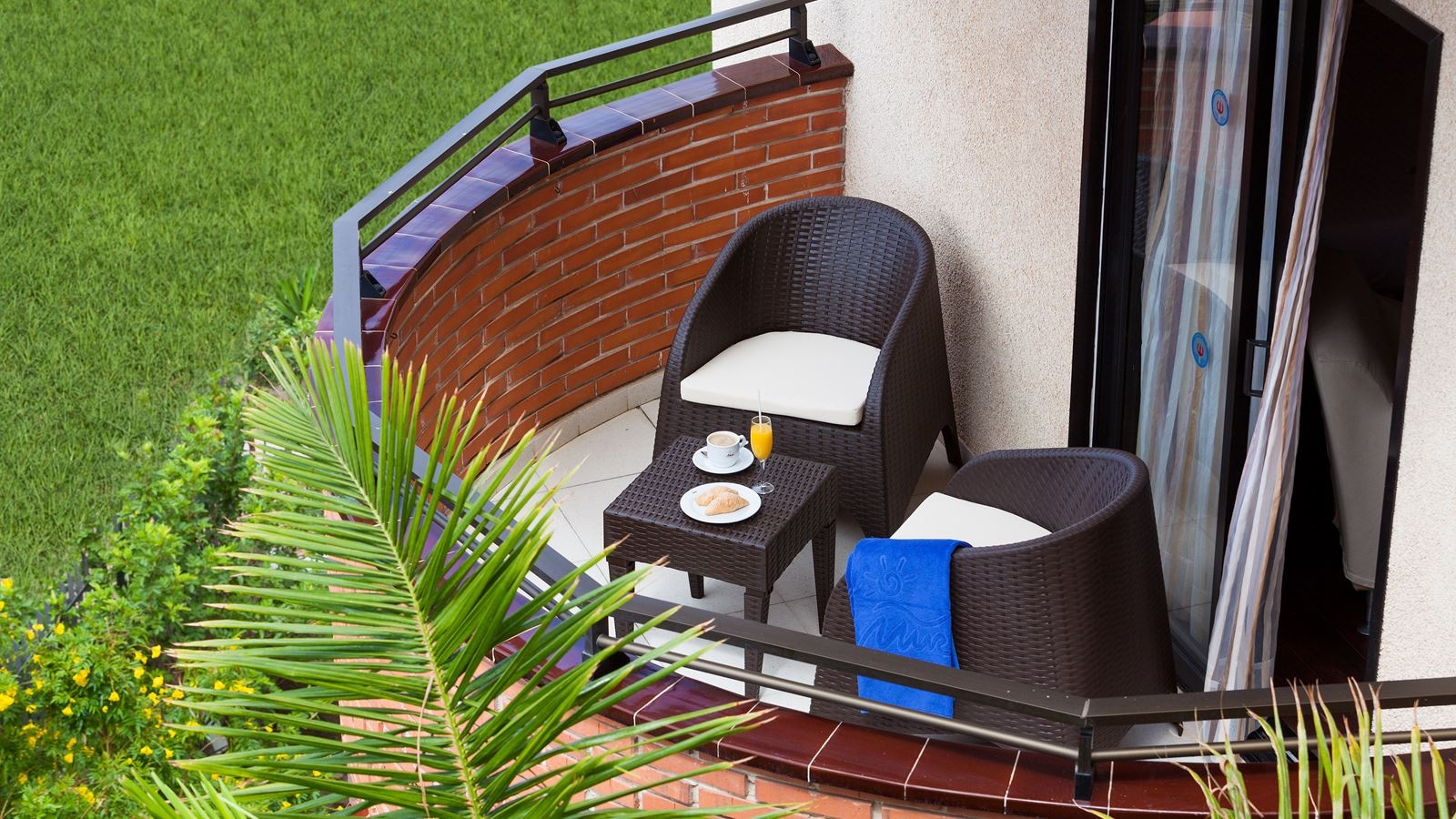 rooms-double-standard-balcony-or-terrace