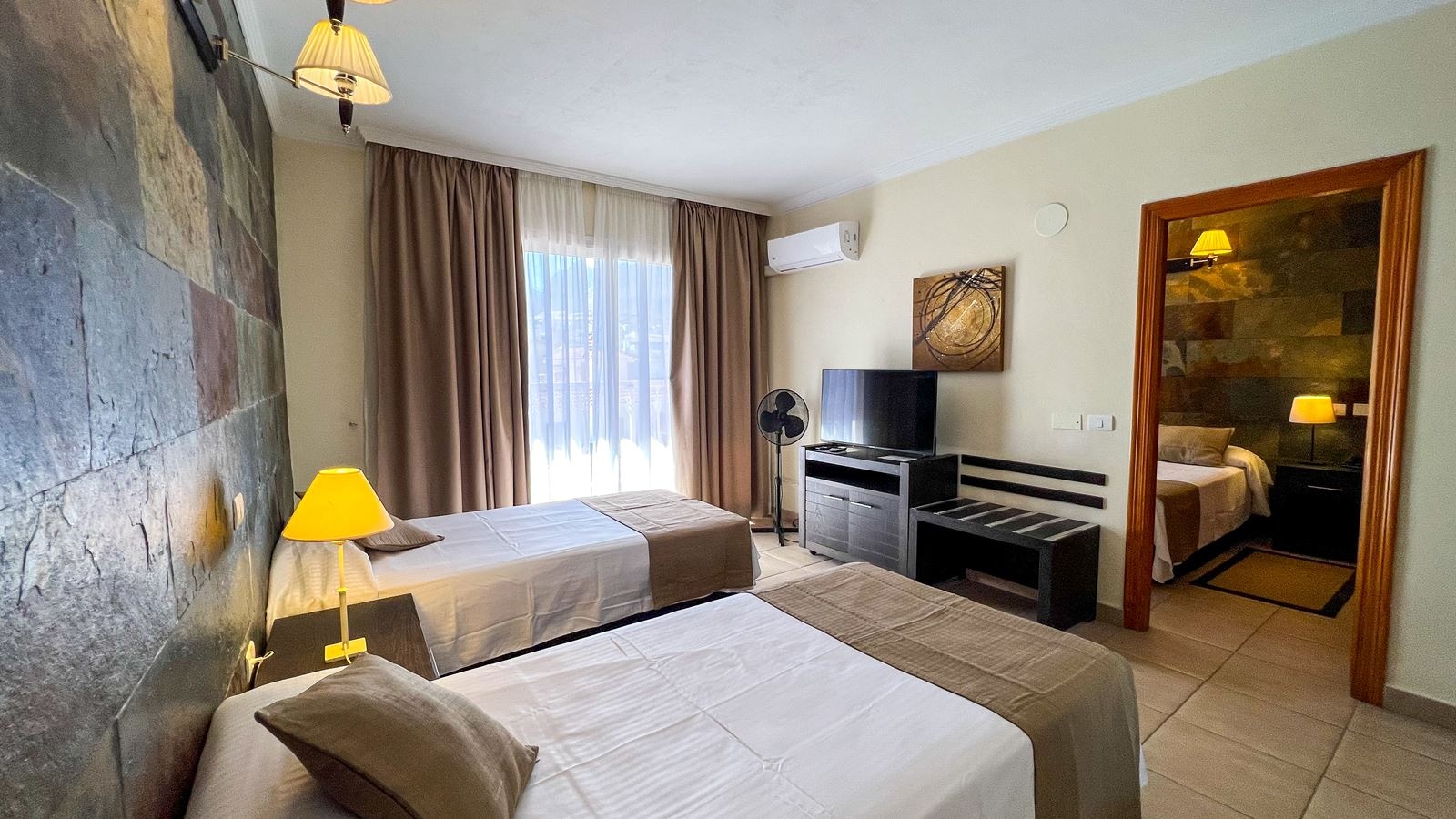 rooms-family-suite-with-balcony-or-terrace