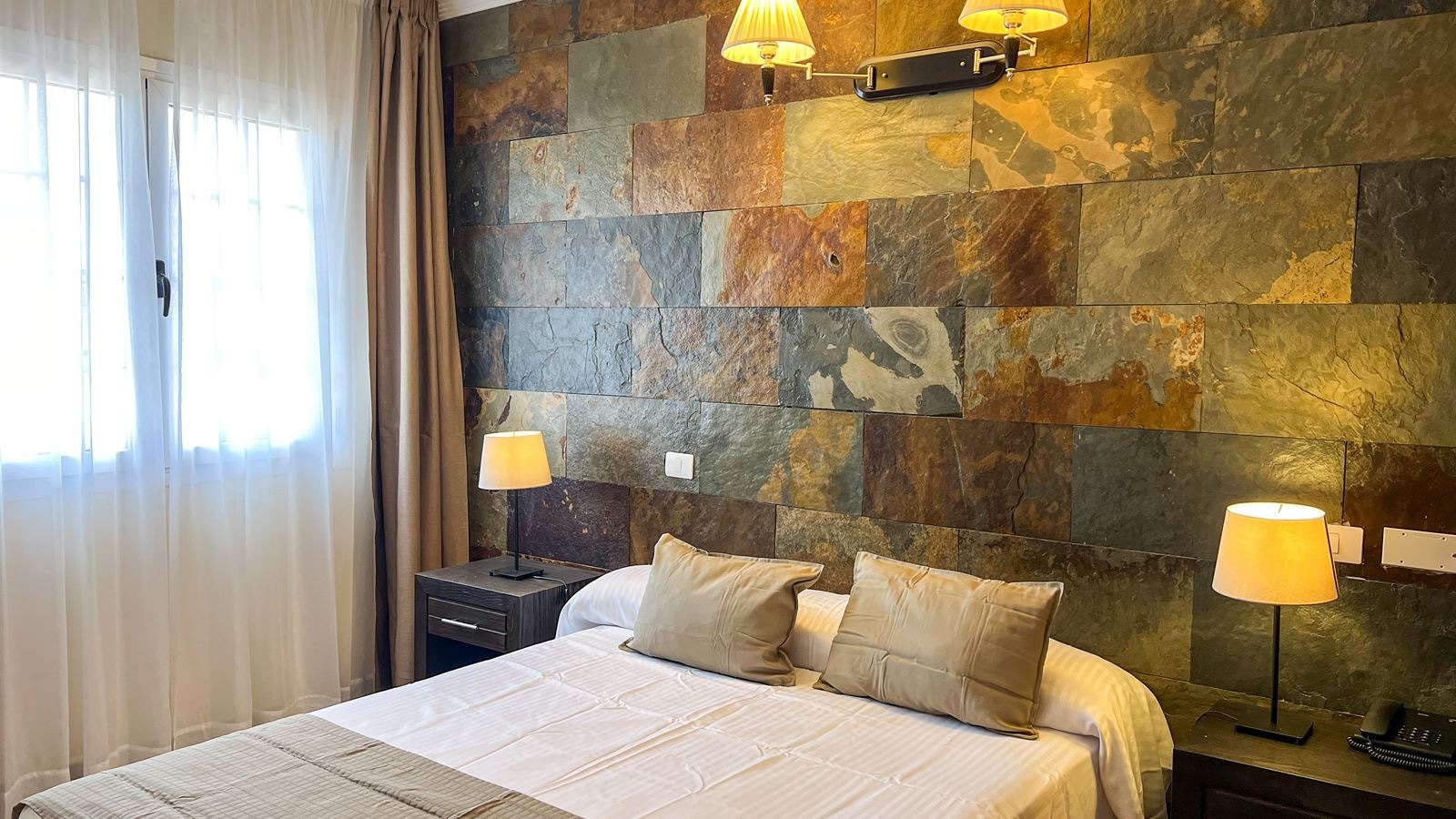 rooms-family-suite-with-balcony-or-terrace