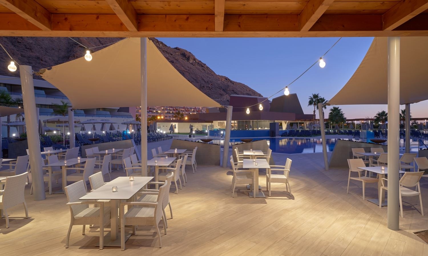 restaurants-pool-lounge