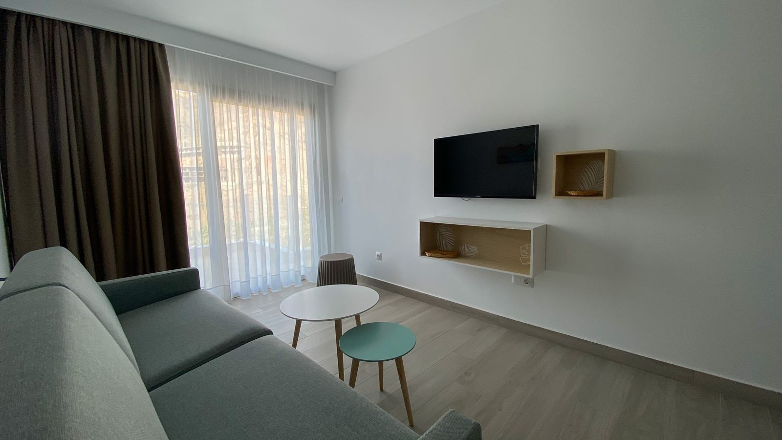 rooms-apartment-one-bedroom-with-terrace