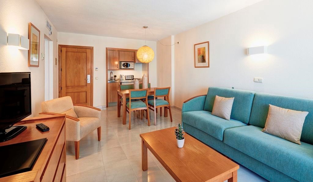 rooms-apartment-1-bedroom-balcony