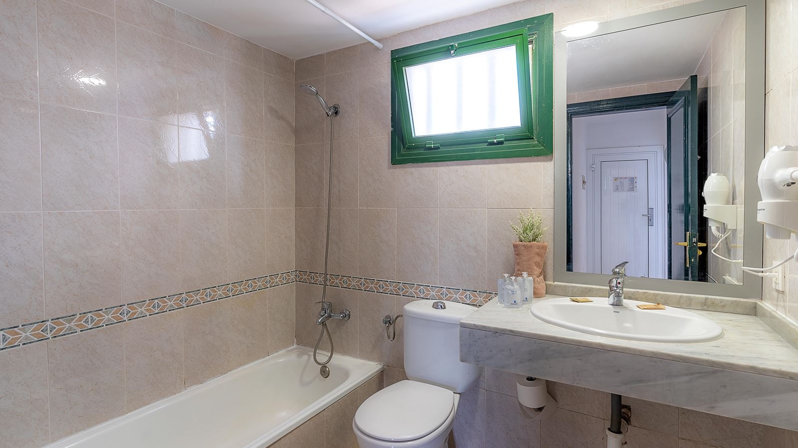 rooms-apartment-1-bedroom-balcony-or-terrace