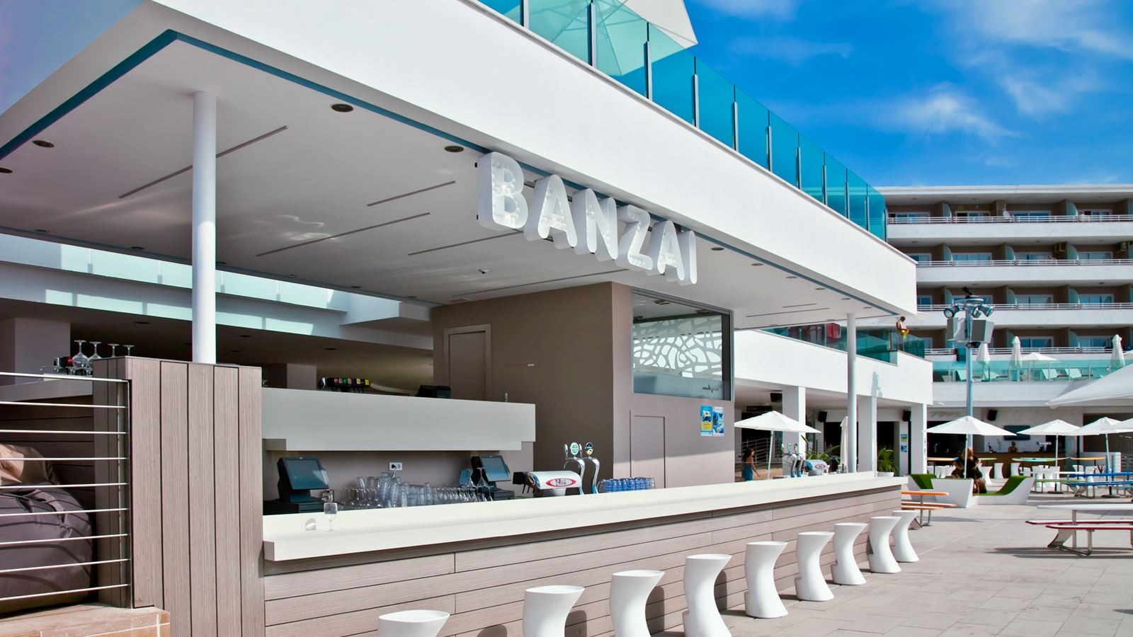 bars-banzai-bar-and-beach-club
