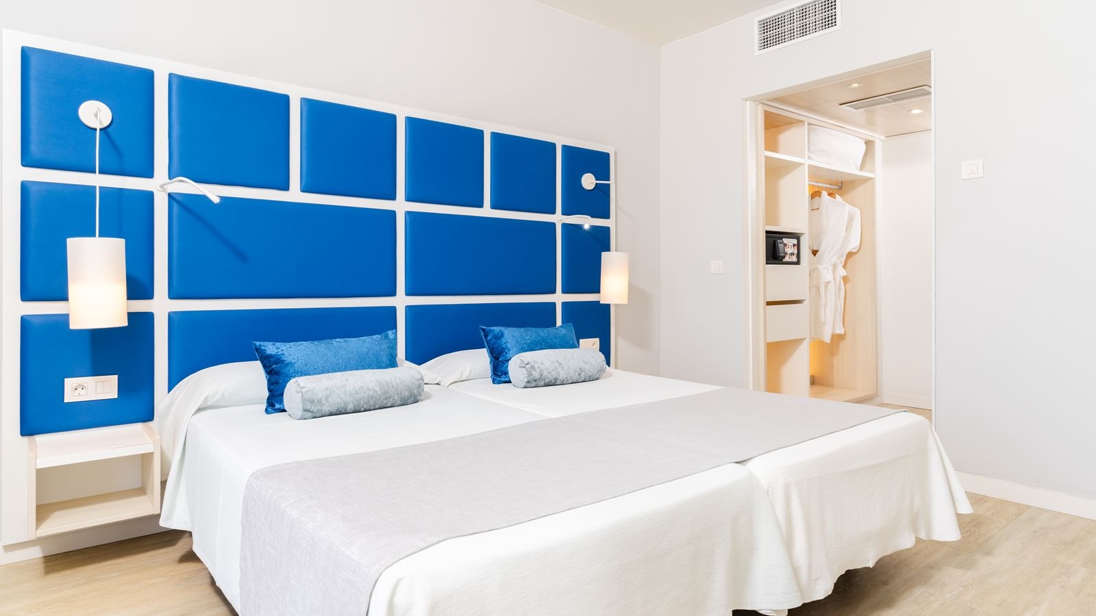 rooms-1-bedroom-excellence-suite-with-panoramic-view-and-sea-view-with-balcony-suite-excellence