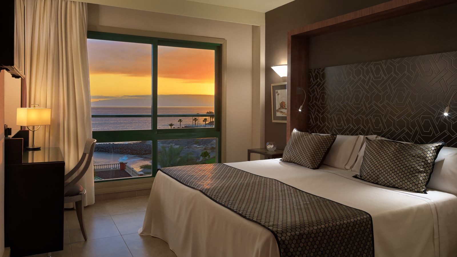 rooms-suite-superior-sea-view-balcony