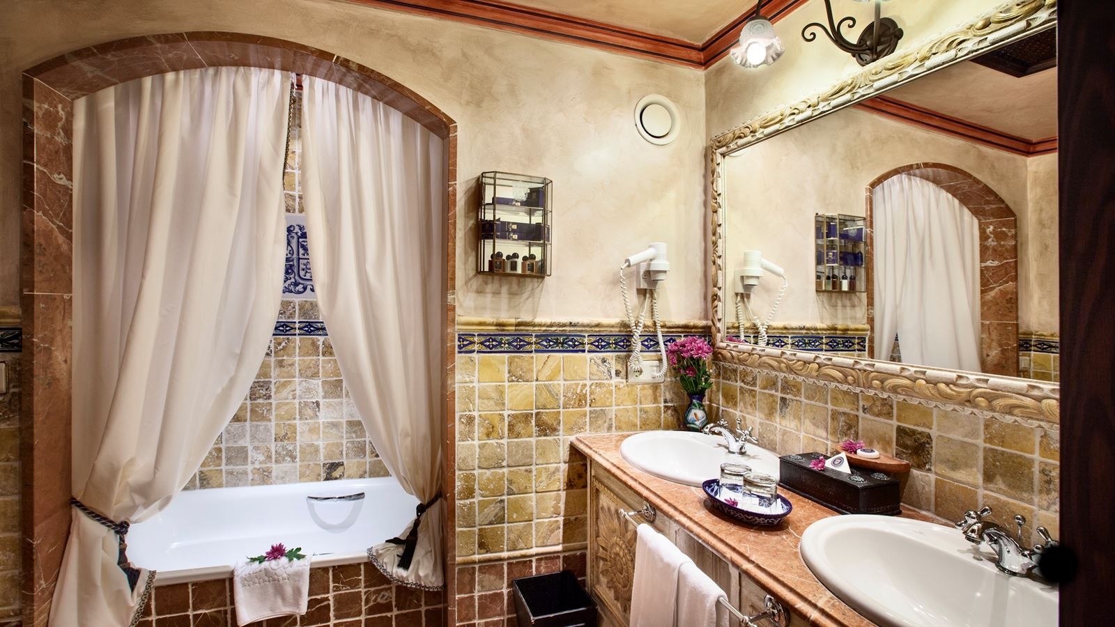 rooms-double-room-street-view-balcony-or-terrace