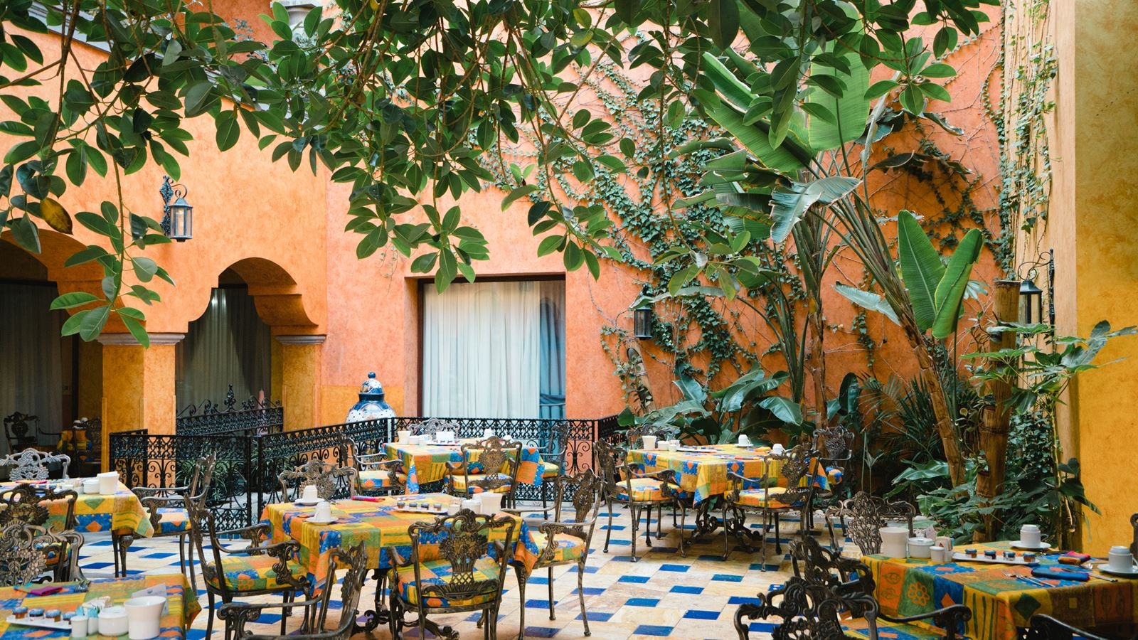 restaurants-restaurant