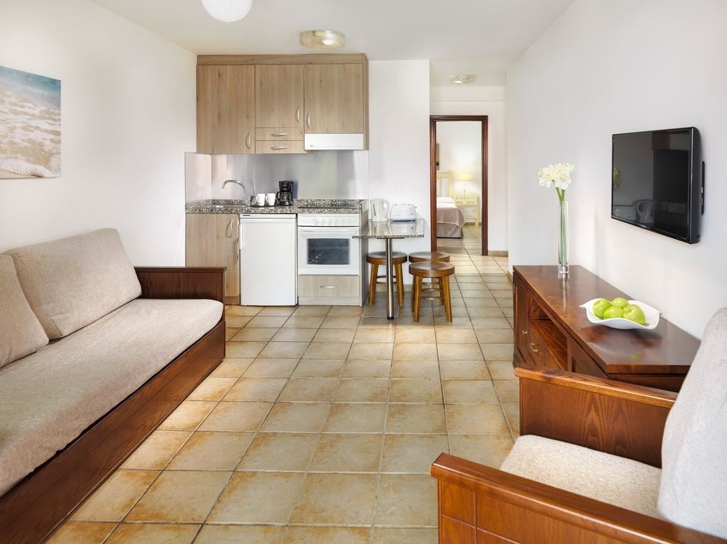 rooms-studio-pool-view