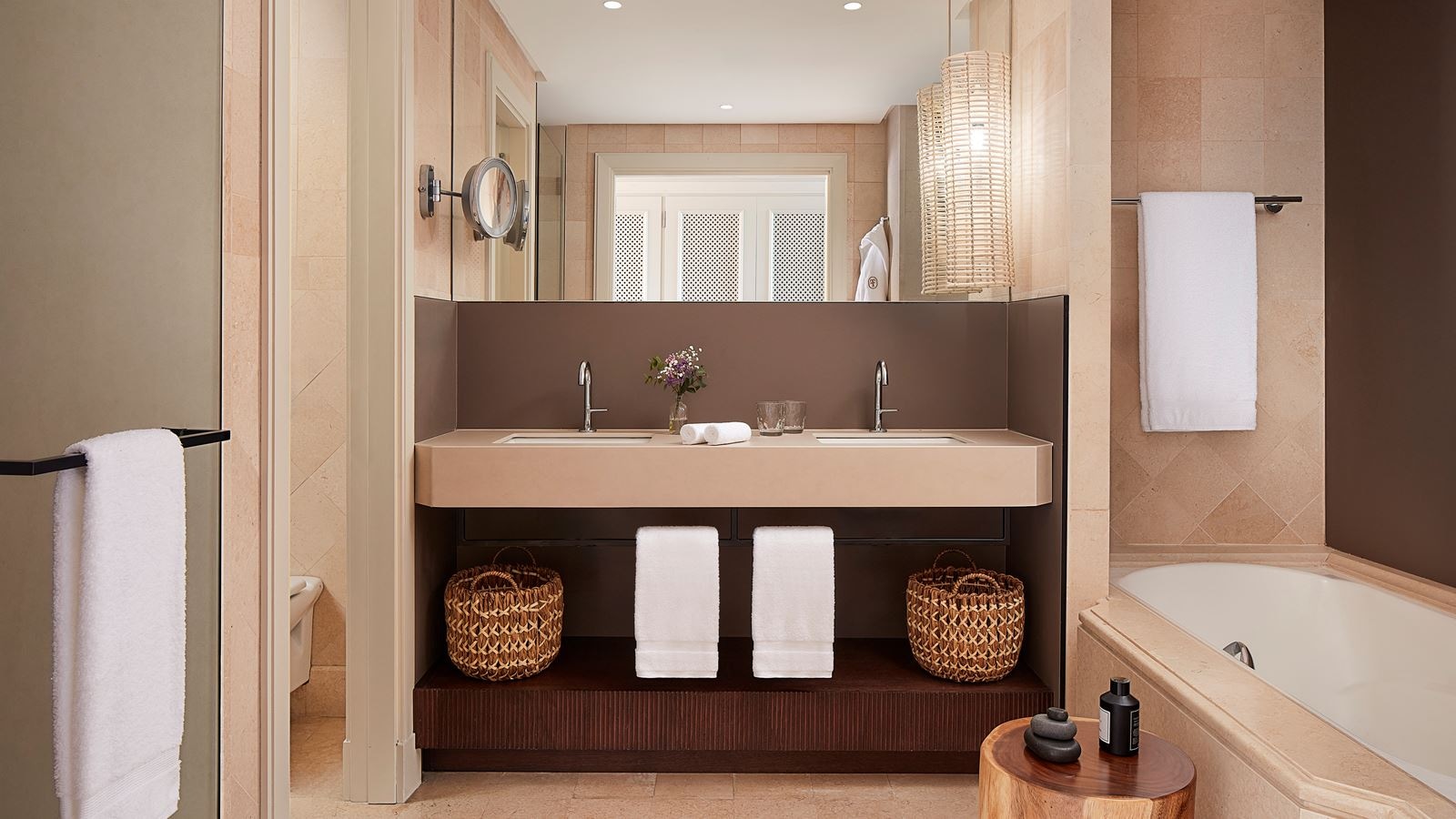 rooms-grand-deluxe-garden-view-room-with-balcony