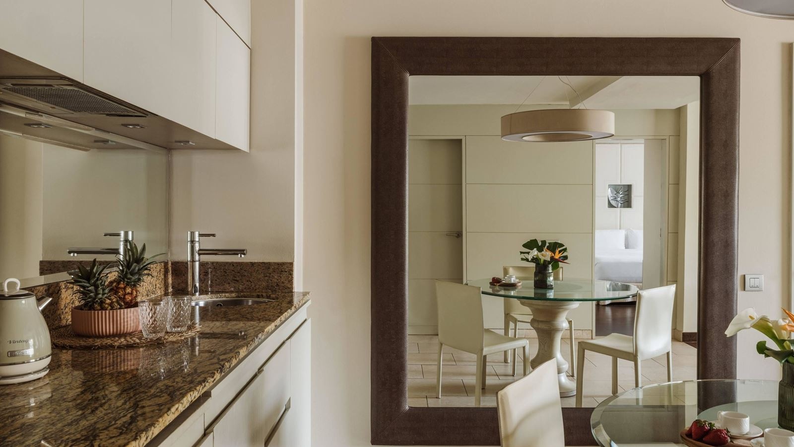 rooms-red-level--suite-partial-ocean-view