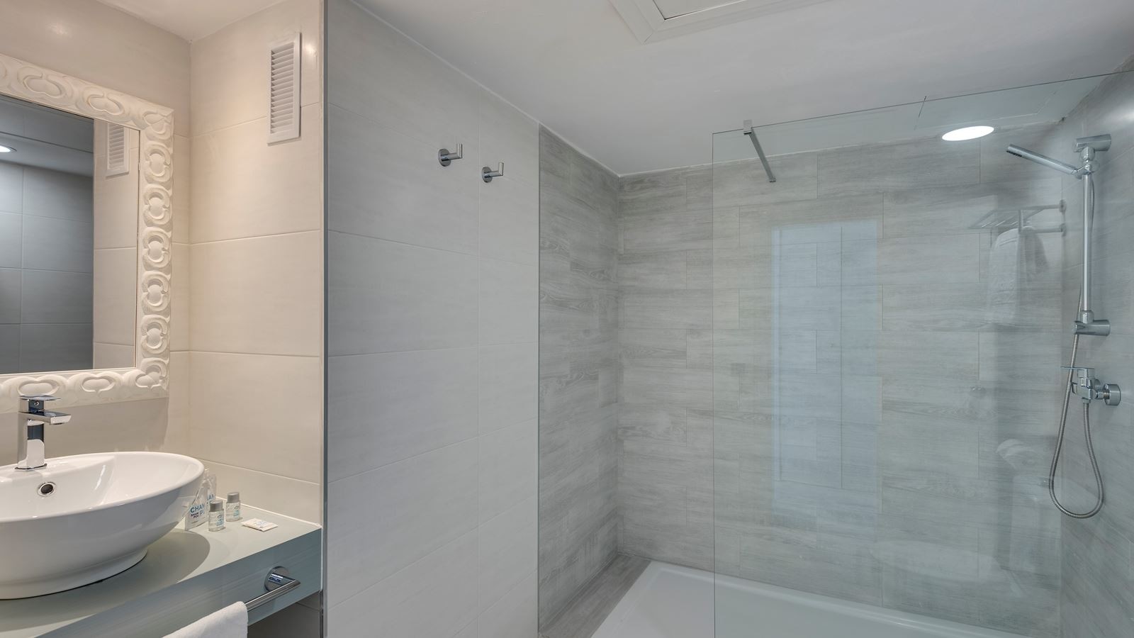 rooms-apartment-promo-balcony-or-terrace