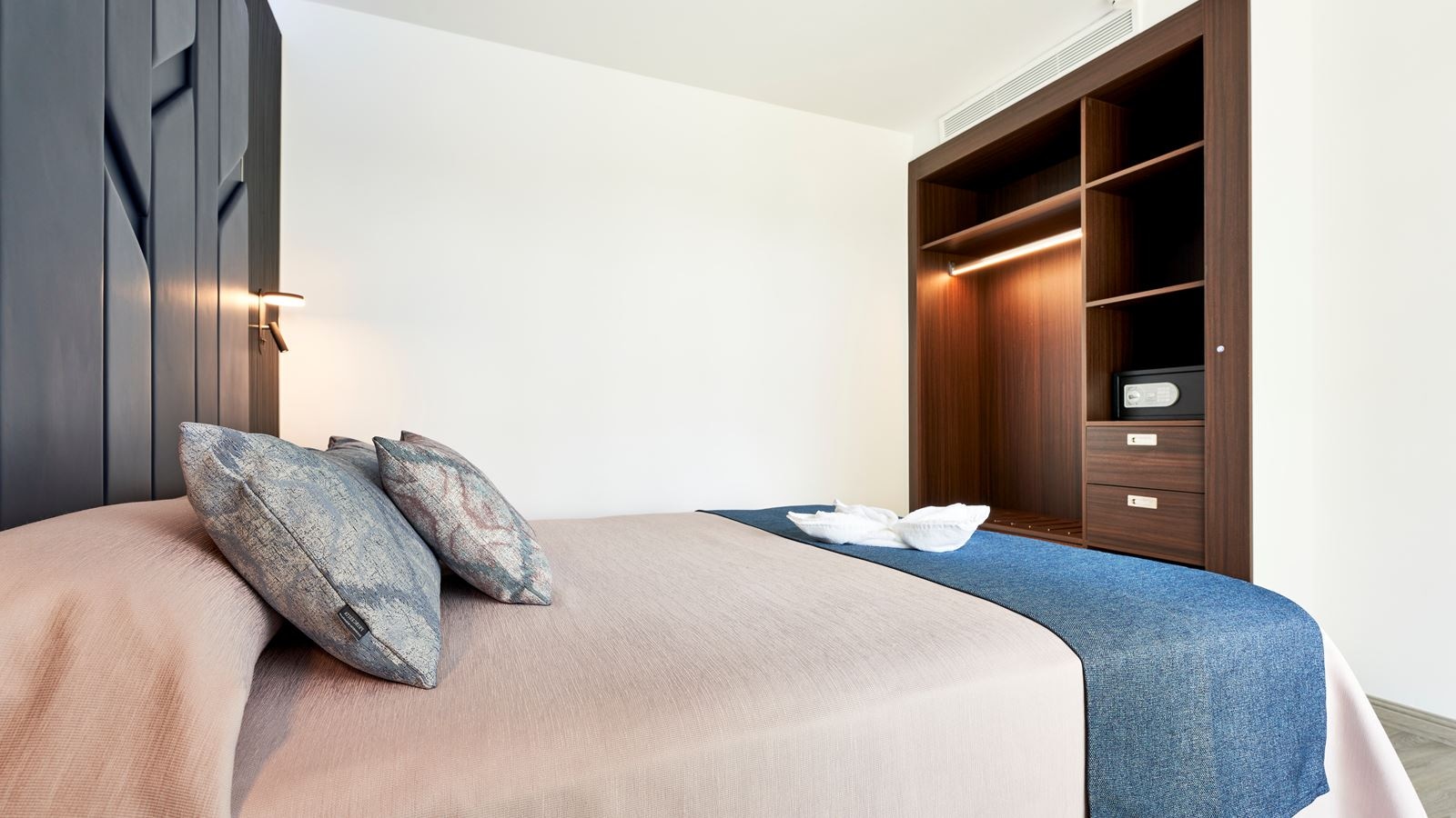 rooms-deluxe-room-without-kitchen-balcony-or-terrace