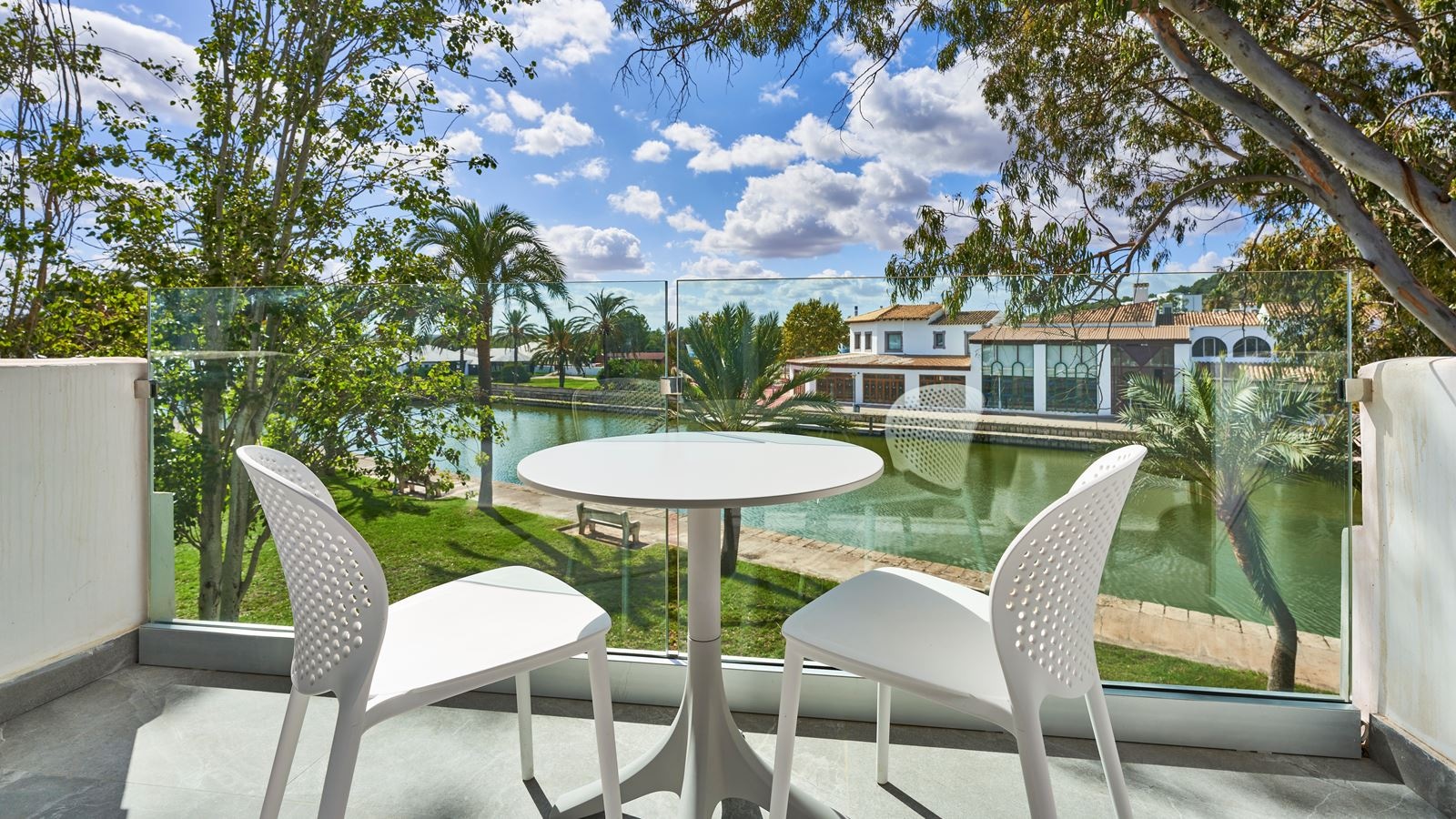 rooms-deluxe-room-without-kitchen-balcony-or-terrace