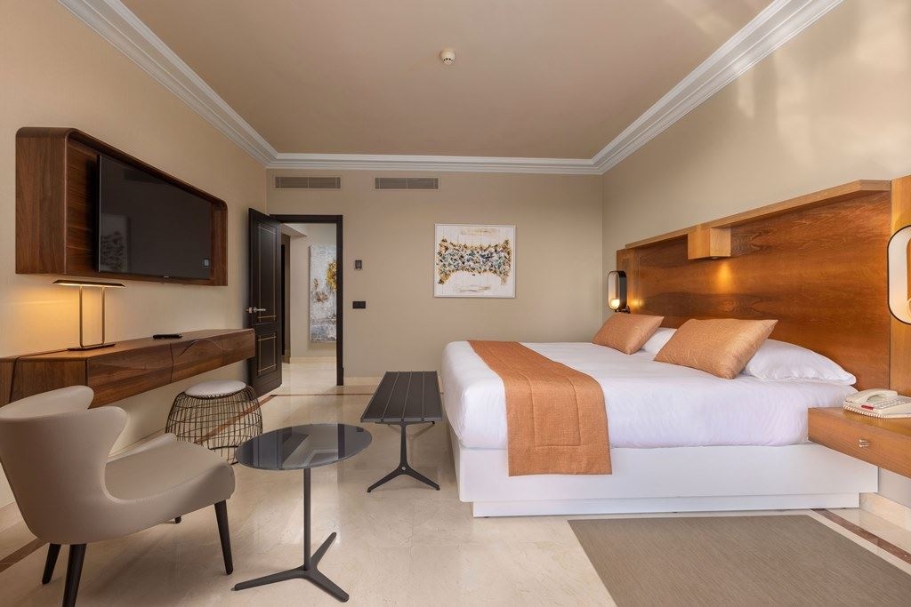 rooms-msuiv-master-suite-sea-view-balcony