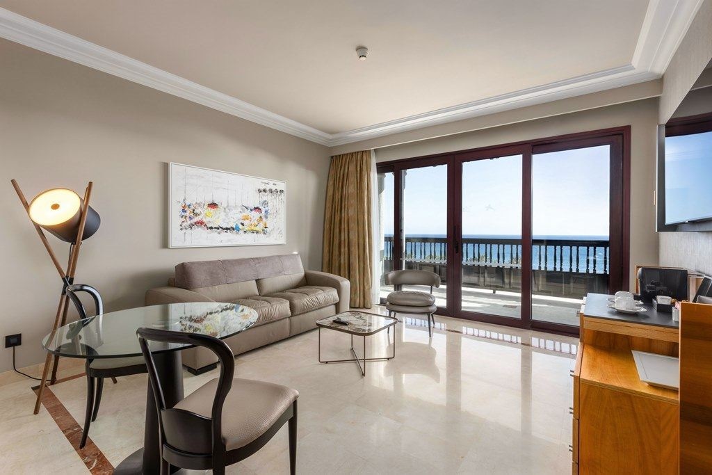 rooms-msuiv-master-suite-sea-view-balcony
