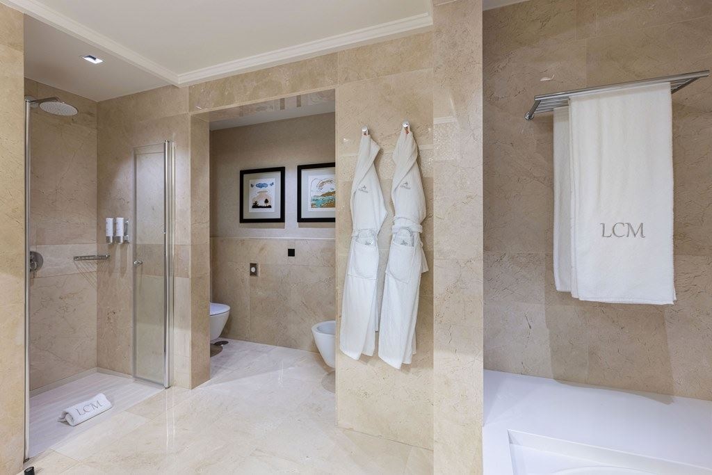 rooms-msui-master-suite-garden-view-with-balcony