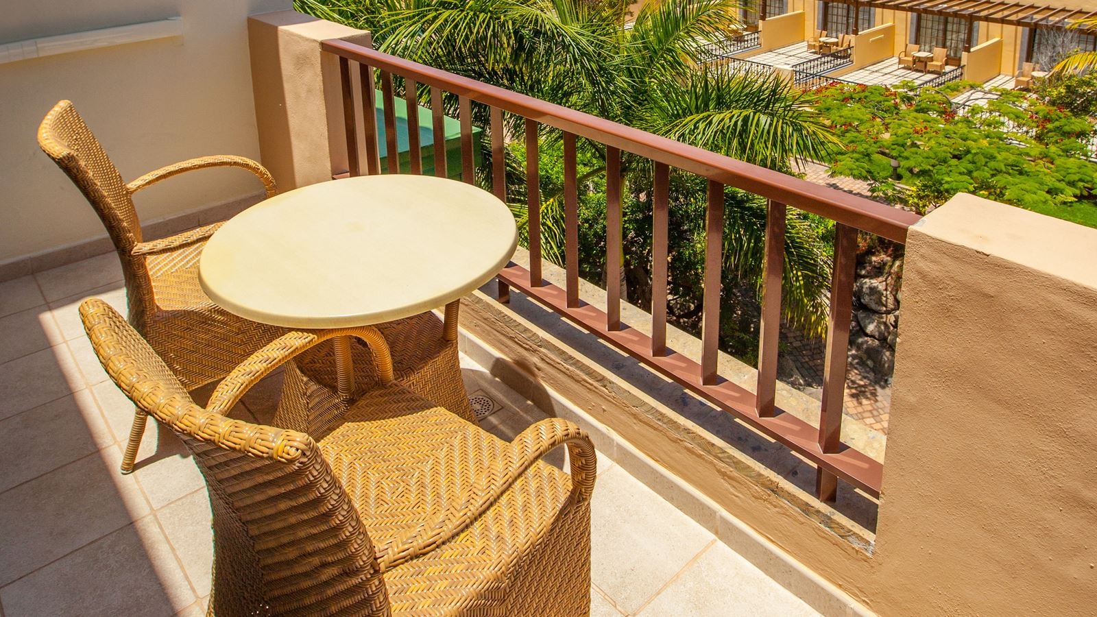 rooms-double-standard-balcony-pool-view