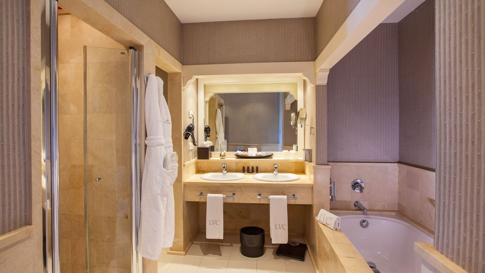 rooms-senior-suite-terrace-unique