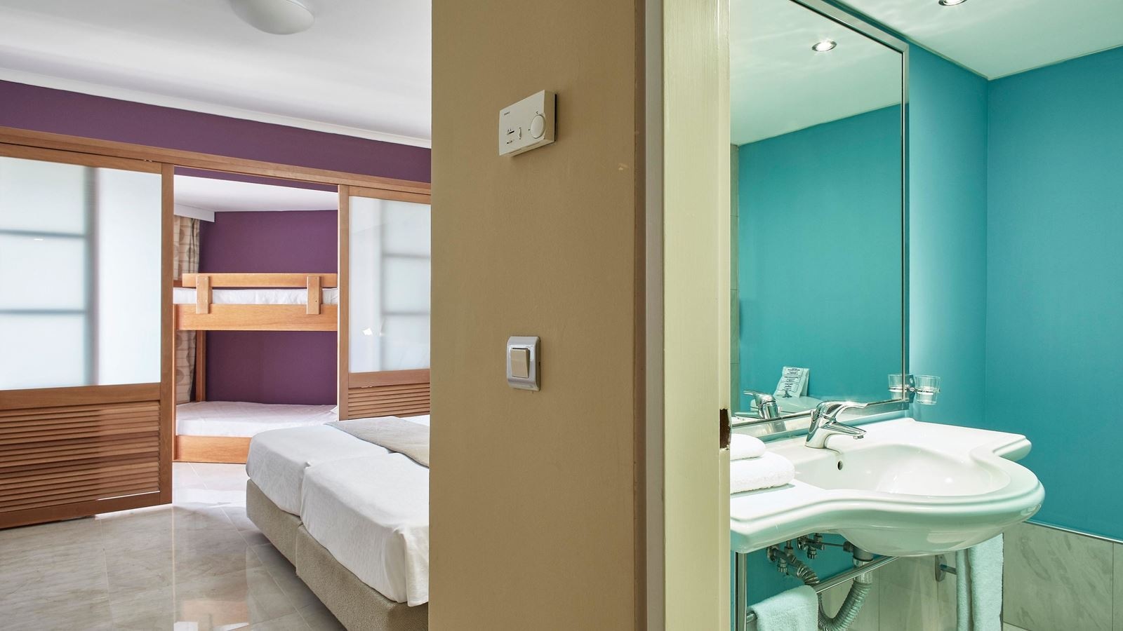 rooms-family-room-balcony