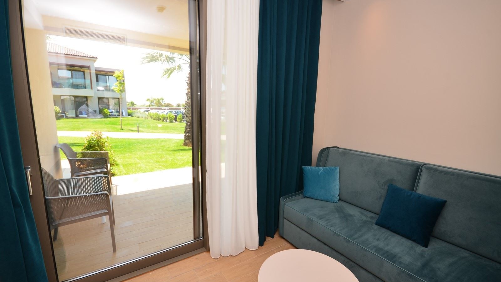 rooms-family-room-garden-view