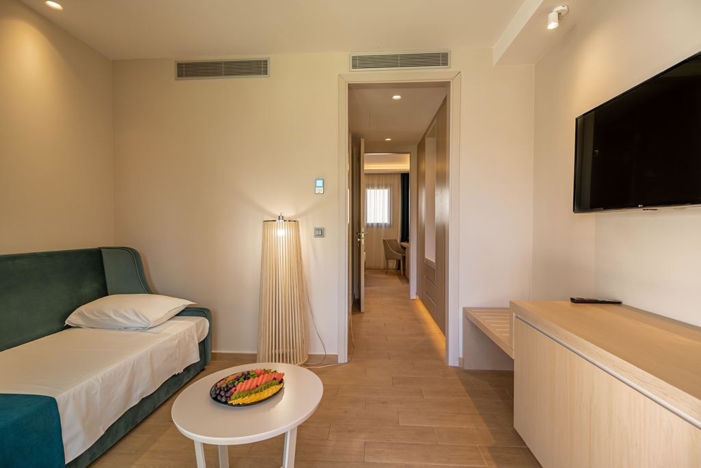 rooms-family-room-garden-view