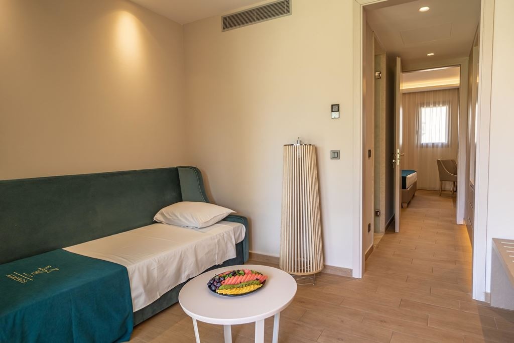 rooms-family-room-garden-view