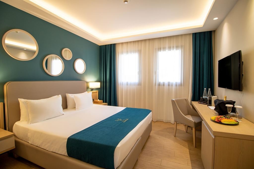 rooms-family-room-garden-view