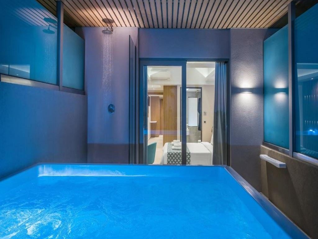 rooms-suite-with-outdoor-whirlpool