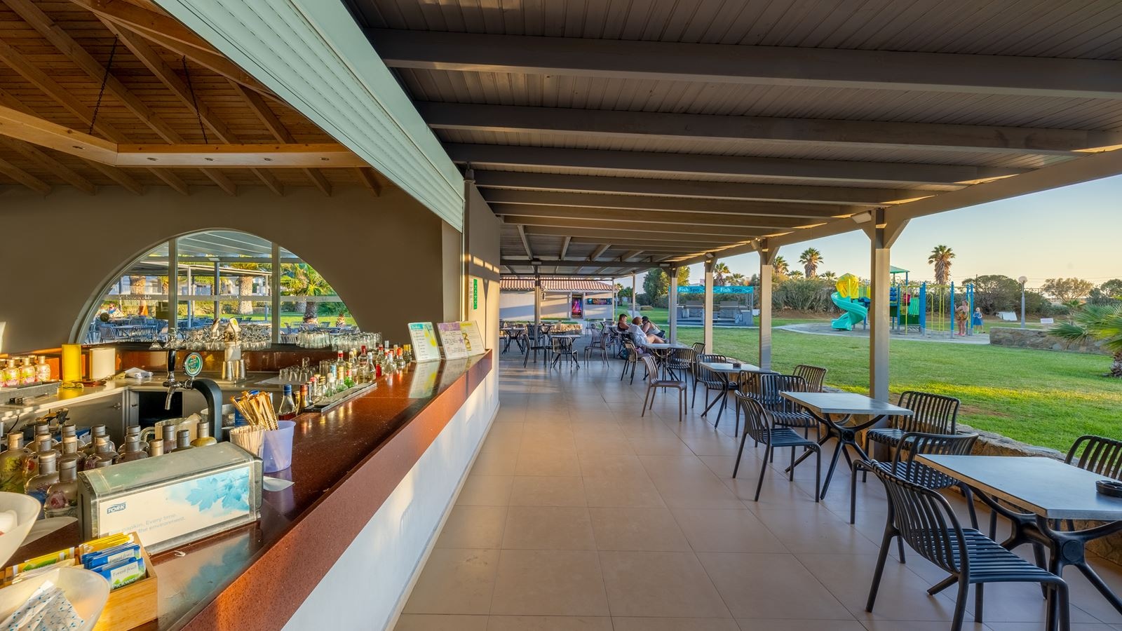 bars-amphitheater-pool-bar