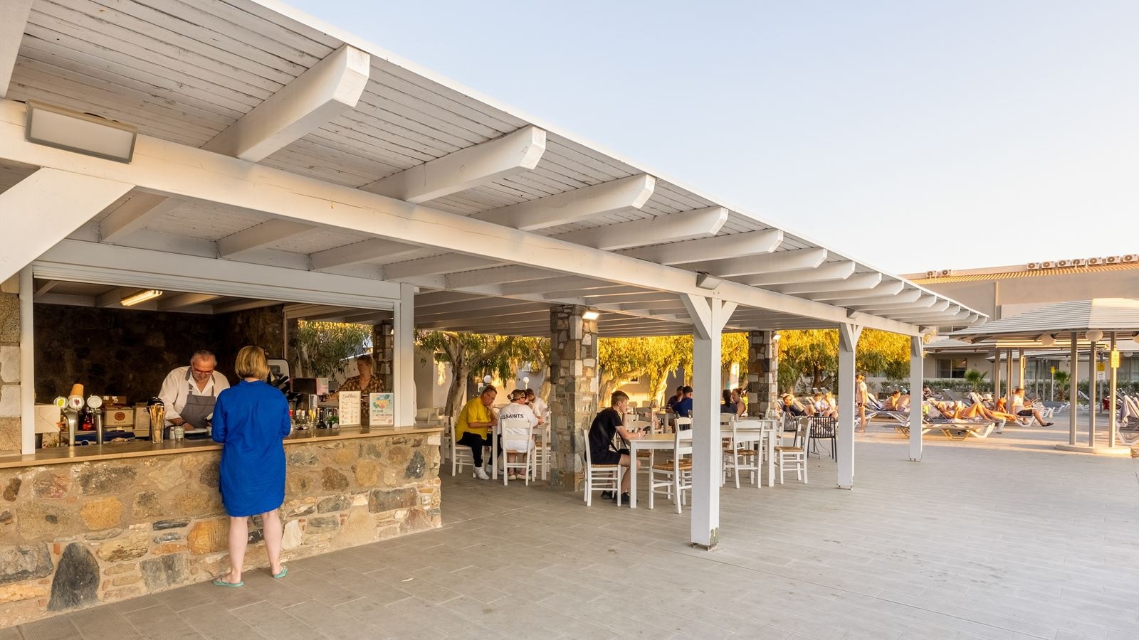 restaurants-amphitheater-pool-bar