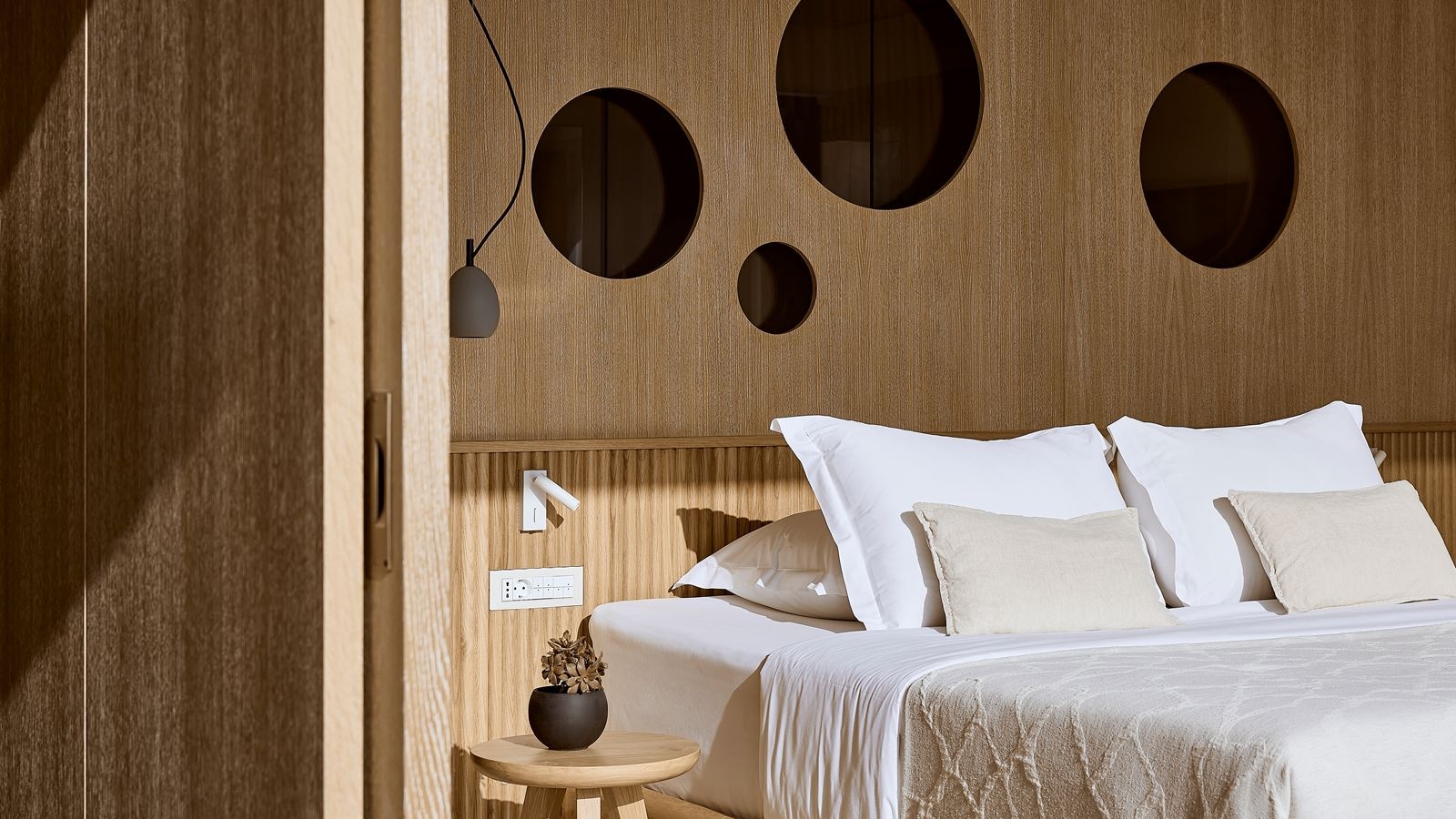 rooms-olives--sea-2bedroom-suite-private-pool-harbor-view--side-sea-view