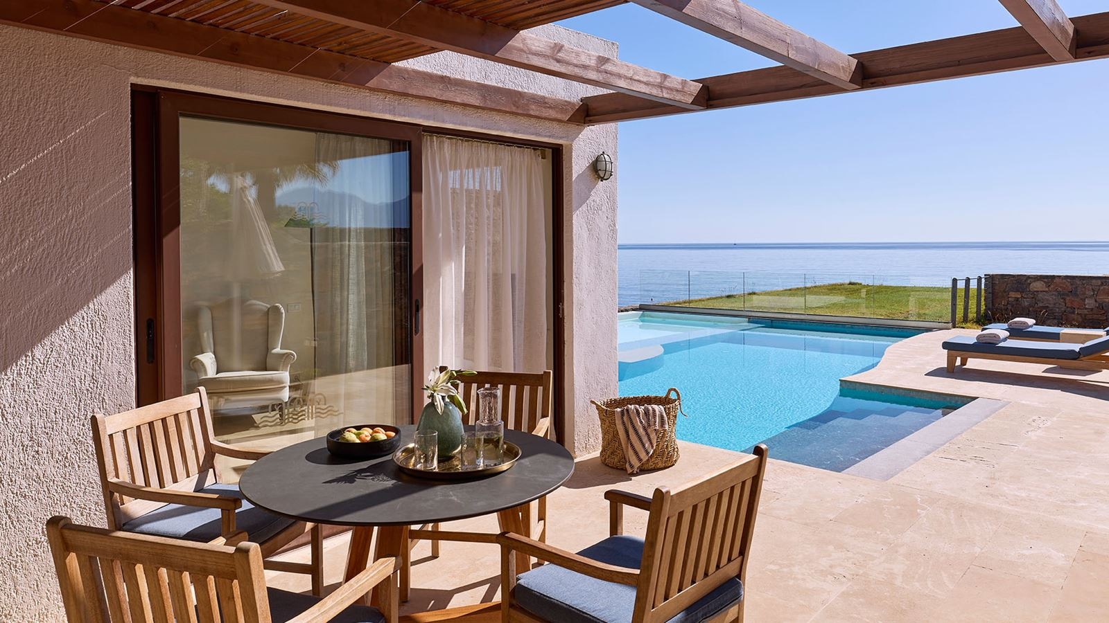 rooms-club-suite-1bdrm-private-pool-seafront-view