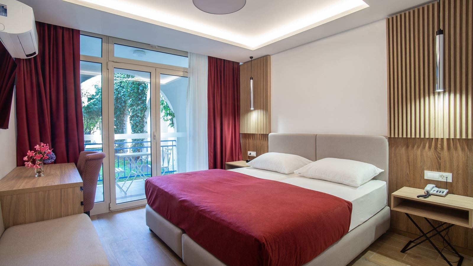 rooms-premium-double-room-with-balcony-spo-renovated