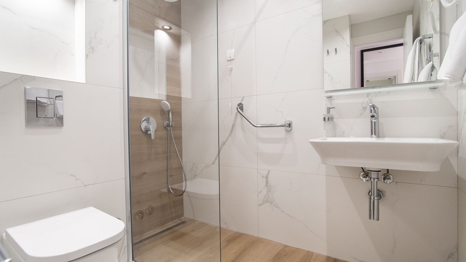 rooms-premium-studio-with-balcony-renovated