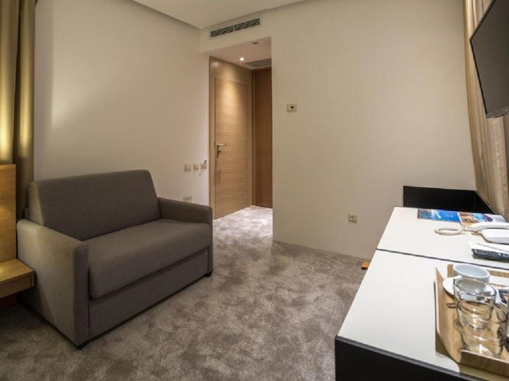 rooms-standard-room-atrium-view