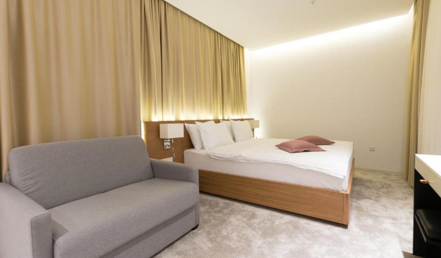 rooms-standard-room-atrium-view