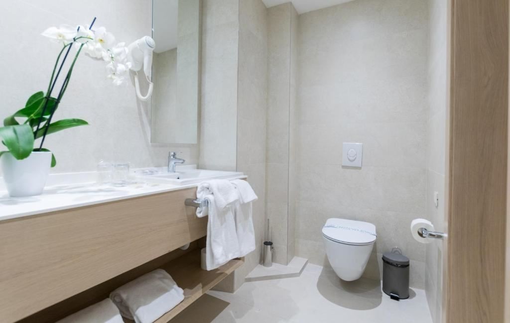 rooms-junior-suite-atrium-view