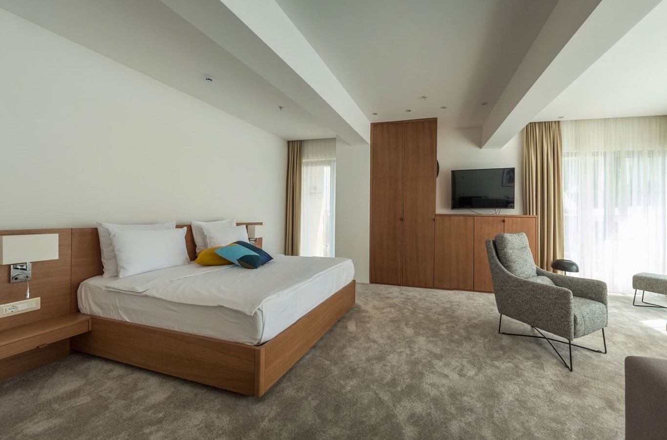 rooms-comfort-suite-partial-sea-view-balcony