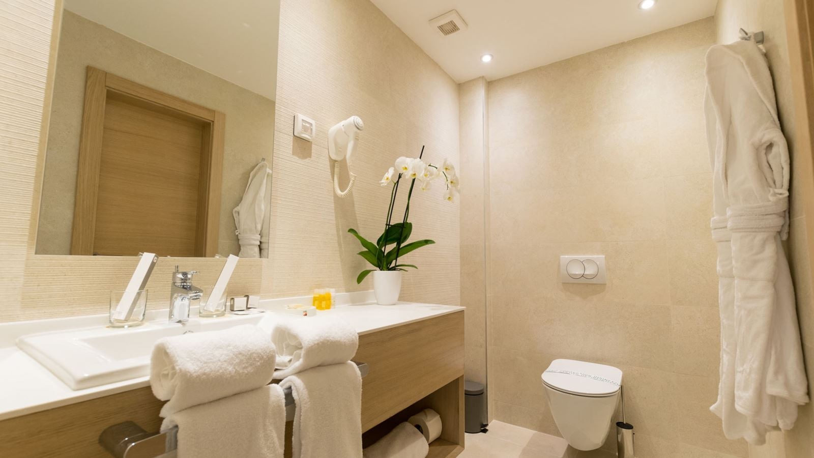 rooms-comfort-suite-partial-sea-view-balcony