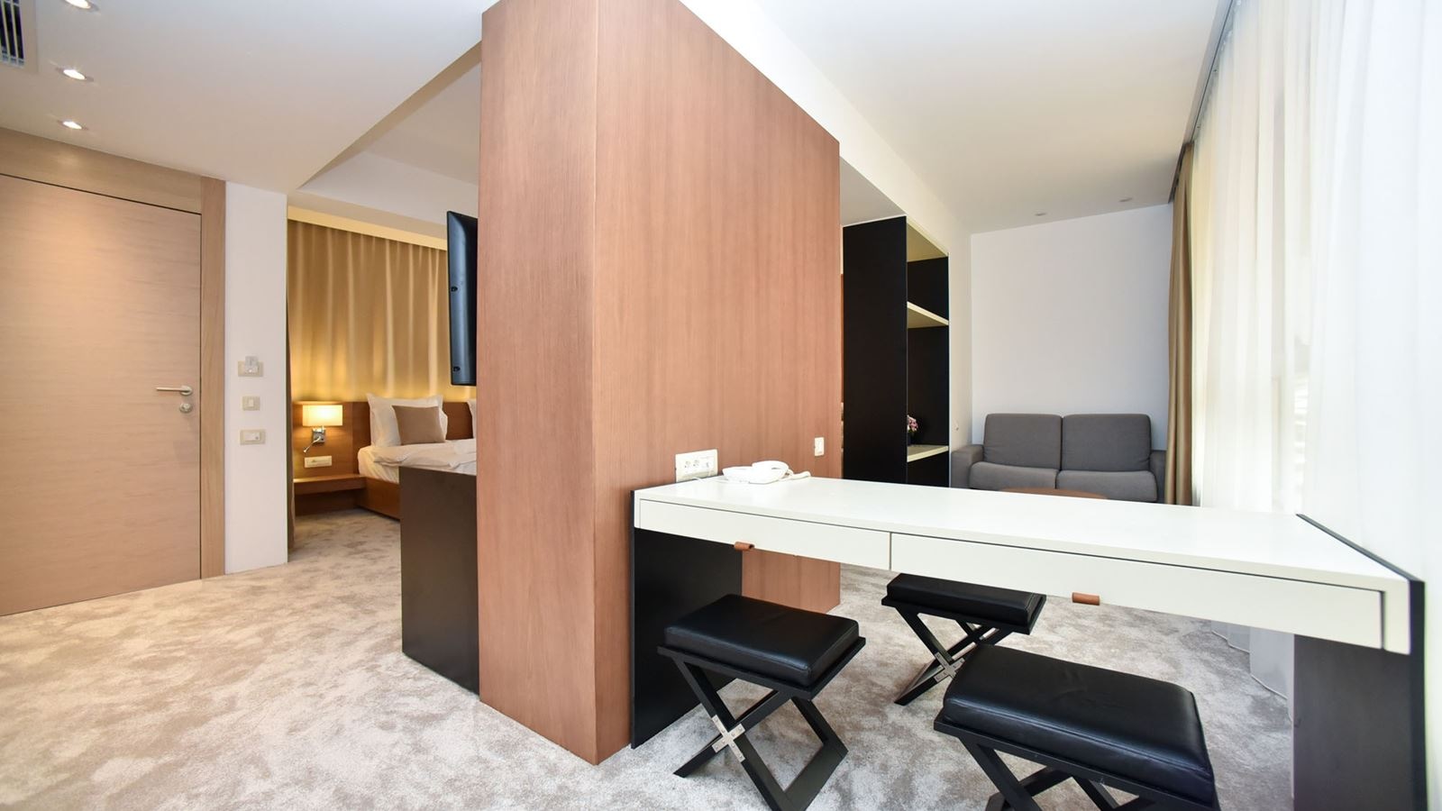 rooms-comfort-suite-partial-sea-view-balcony