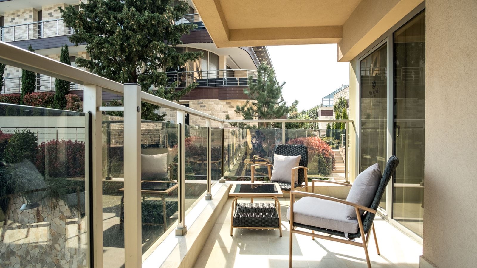 rooms-comfort-suite-partial-sea-view-balcony