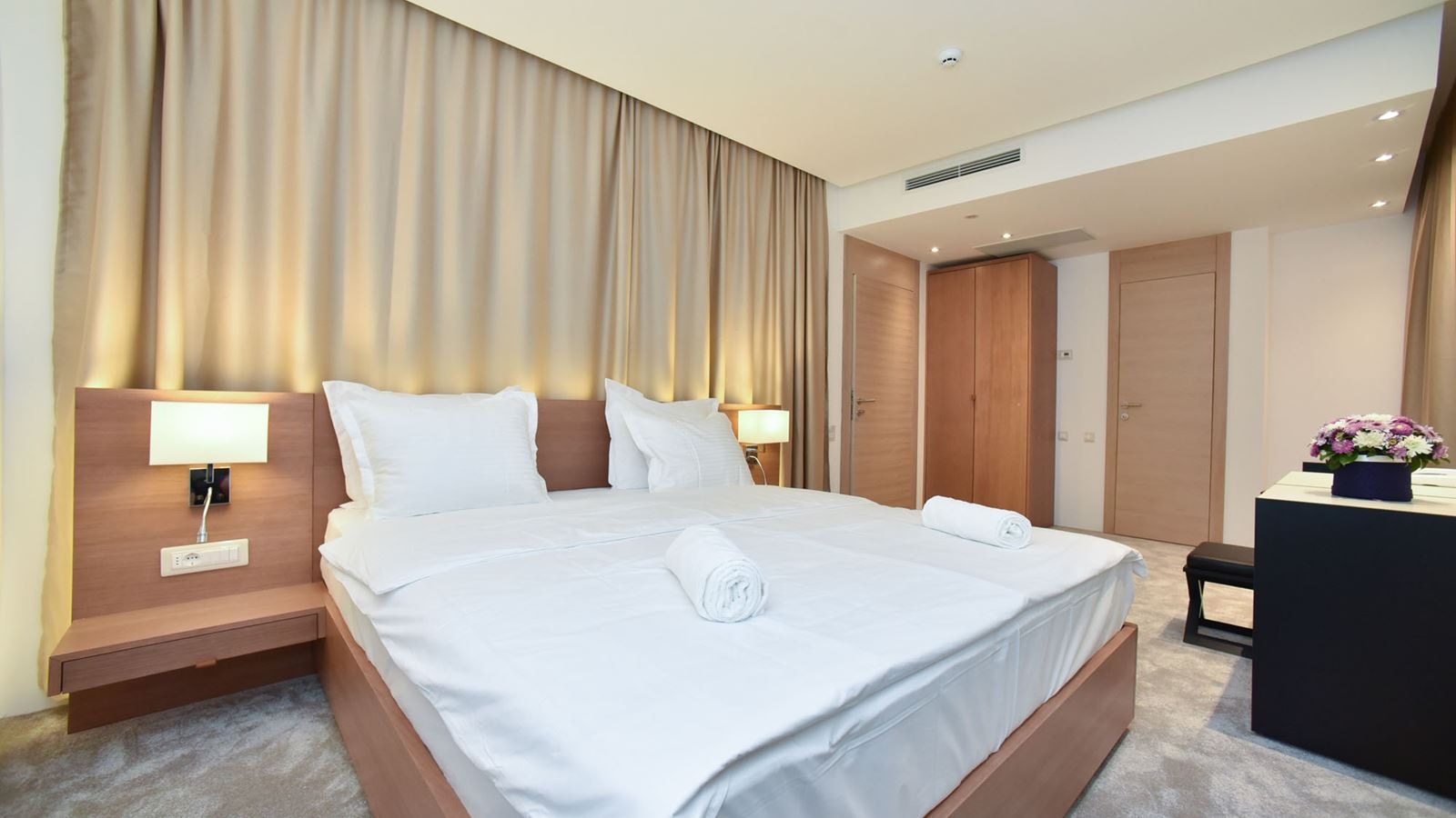 rooms-superior-room-partial-sea-view-balcony